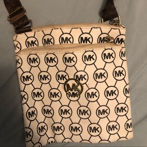 UNAUTHENTIC MICHEAL KORS pullover purse.